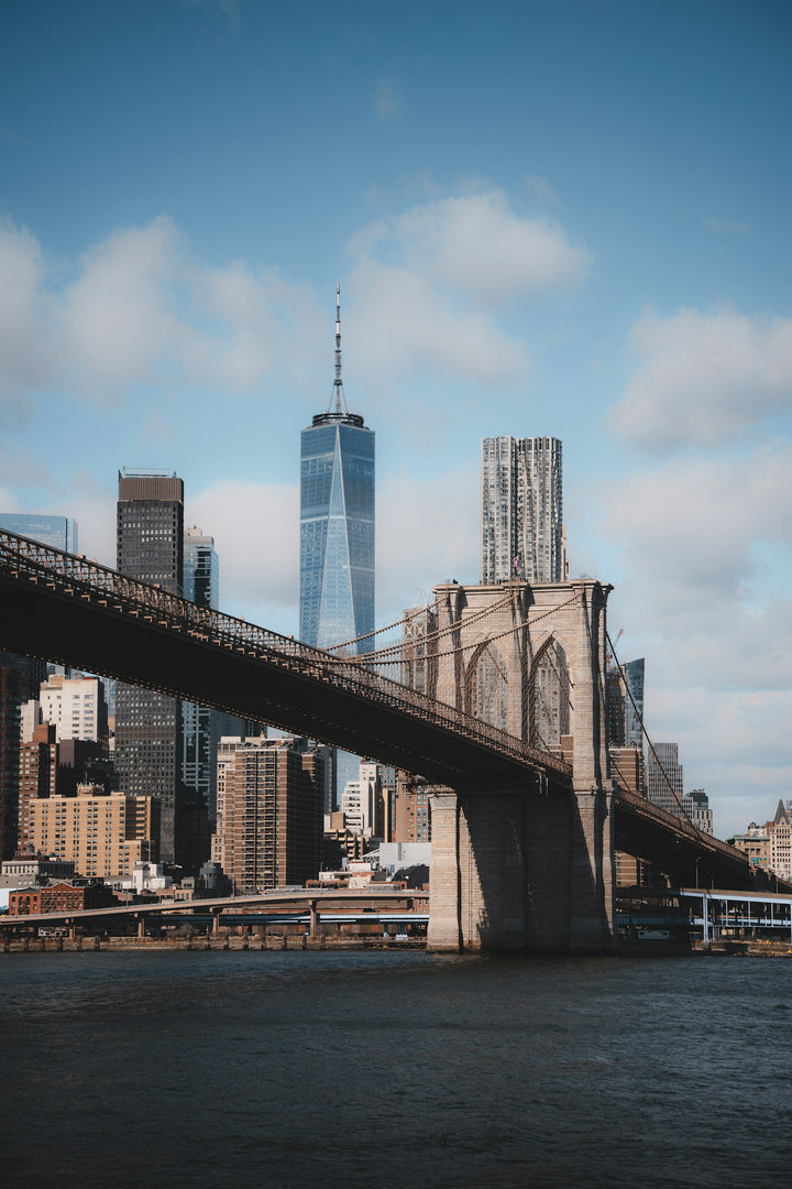Brooklyn Bridge vor der Skyline von New York